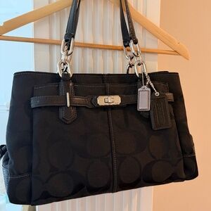 Coach Chelsea Signature Jayden Carryall in black